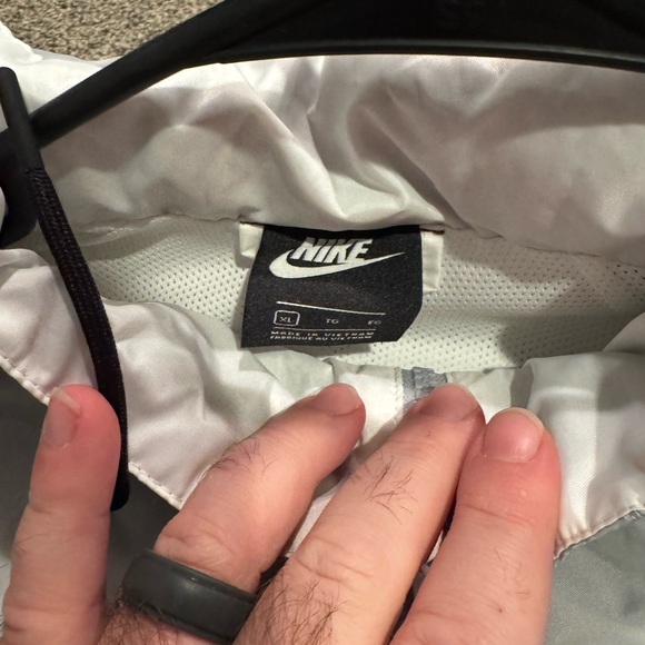 Nike Men's Black and White Windbreaker - Picture 4 of 7